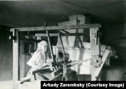 Жителька села в Хабаровському окрузі за ткацьким верстатом, 1929 рік
