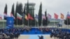 Ceremonia hapëse gjatë përurimit të bazës ajrore të NATO-s në Kuçovë, Shqipëri.