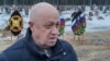 Евгений Пригожин на погребението на един от наемниците във "Вагнер" - затворника Дмитрий Меншиков, загинал във войната в Украйна. Белоостровское гробище край Санкт Петербург, 24 декември 2022 г.
