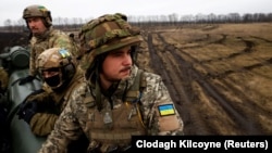 Українські артилеристи на САУ 2С7 «Піон» на передовій поблизу міста Бахмут Донецької області, 26 грудня 2022 року, ілюстративне фото