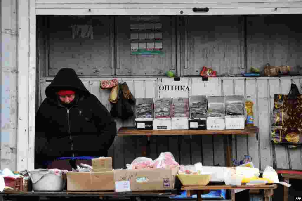 Женщина продает на рынке в селе Куйбышево в Донецкой области. 24 октября 2014 года.