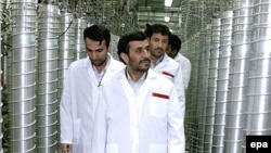 به باور برخی تحلیگران تا زمانی که دولت نهم بر سر کار است تغییر کمی در سیاست هسته ای ایران رخ خواهد داد.
(عکس از EPA)