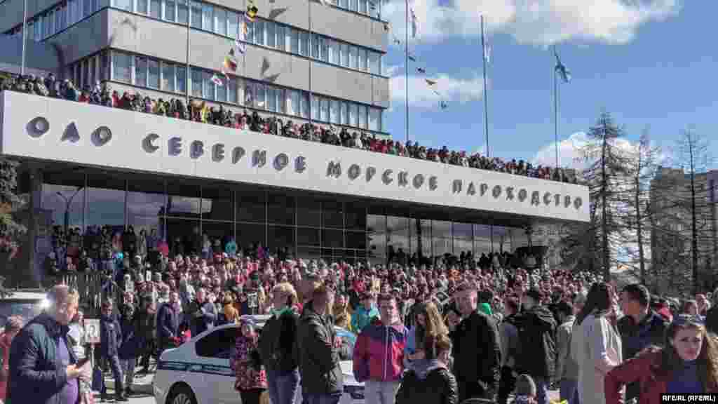 Зрители во время парада Победы в Архангельске 