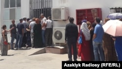 Türkmenistanda döwlet dükanynyň öňünde azyk nobatyna duran raýatlar. (Arhiw suraty)