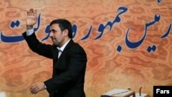 محمود احمدی‌نژاد اواسط ماه مرداد دولت را به حسن روحانی، برنده یازدهمین انتخابات ریاست جمهوری ایران، واگذار می‌کند. 