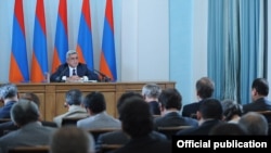 Президент Армении Серж Саргсян заявляет о том, что Ереван приостанавливает дипотношения с Будапештом на встрече с аккредитованными в Армении послами иностранных государств, 31 августа 2012 г.