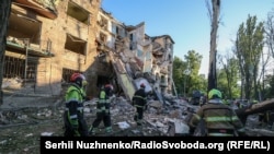 У Києві через удар сил РФ зруйнований під'їзд багатоповерхівки: щонайменше 6 людей загинули (фотогалерея)