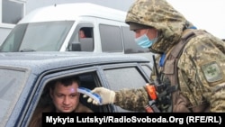 У ДПСУ зазначили, що списки громадян, запрошених пройти вакцинацію, надходитимуть й безпосередньо в КПВВ.