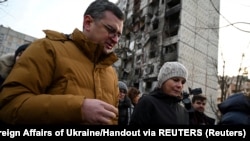 Глава МЗС Дмитро Кулеба та його німецька колега Анналена Бербок під час візиту до Харкова, 10 січня 2022 року 