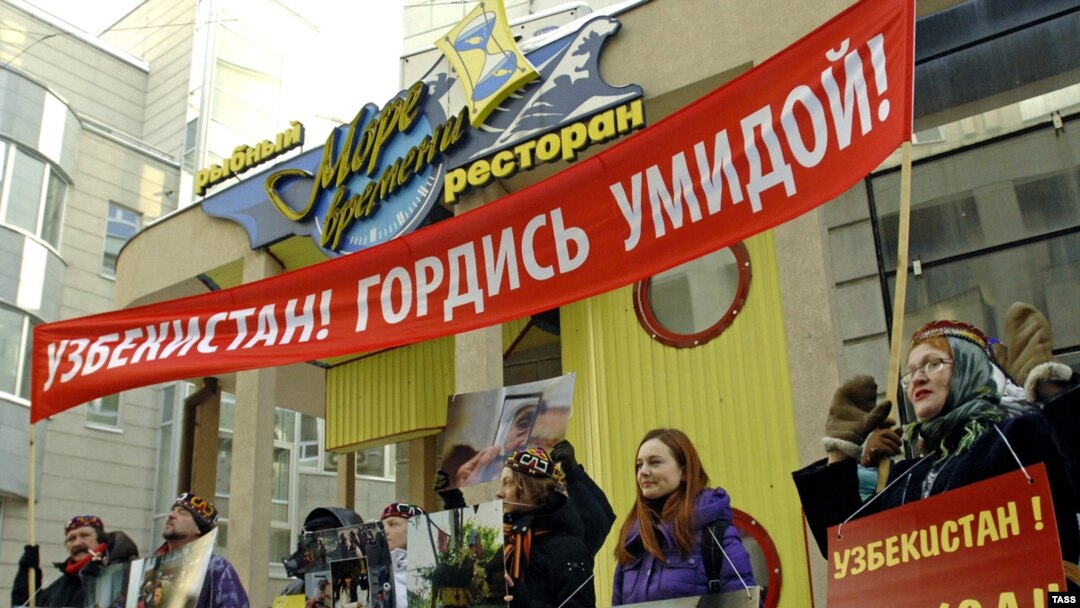 У посольства Узбекистана в Москве сегодня прошла акция поддержки фотографа и кинодокументалиста Умиды Ахмедовой, которую в минувшую среду суд Ташкента признал виновной в оскорблении образа и традиций страны