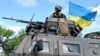 Ілюстраційне фото. Український військовослужбовець стоїть на верху бронеавтомобіля «Козак-2М» біля Краматорська на Донеччині, 14 липня 2022 року