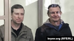 Володимир Дудка (справа) і Олексій Бессарабов у суді, Севастополь, 4 квітня 2019 року