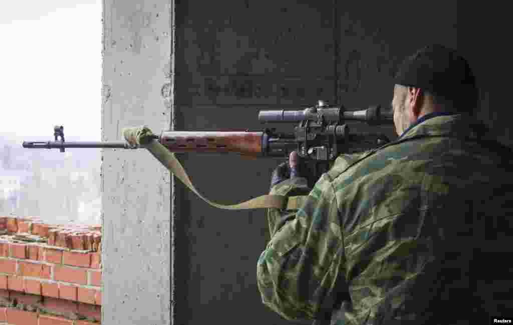 Сепаратист-снайпер недалеко от здания аэропорта Донецка. 21 октября 2014 года.