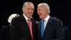 Președintele Turciei, Recep Tayyip Erdoğan (stânga), a mers la Madrid după ce a primit un telefon de la omologul său american, Joe Biden.