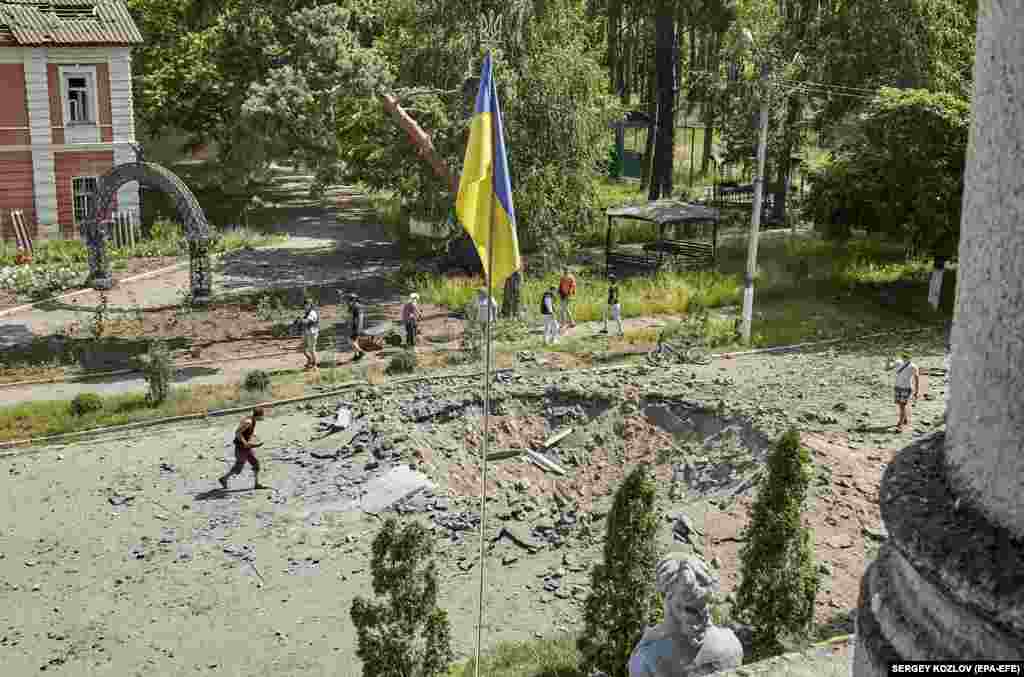 Последиците од рускиот ракетен напад врз ветеринарната академија на Државната зоолошка градина во Харкив на 20 јуни. Според очевидци, немало загинати или повредени.