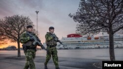 Шведські військові патрулюють гавань Вісбю на острові Готланд на тлі посилення напруженості між НАТО та Росією через Україну, січень 2022 року