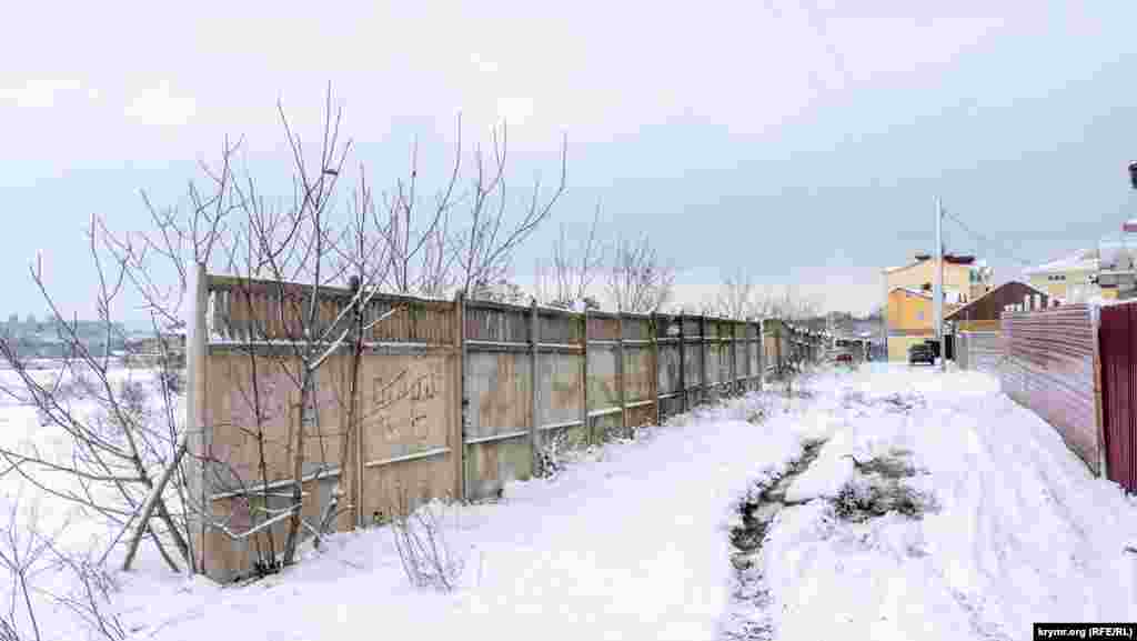 З півдня, з боку Севастопольської вулиці, ґрунтові злітно-посадкові смуги аеродрому «підпирає» селище таунхаусів. Паркан селища – праворуч