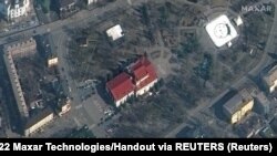 На супутниковому знімку, датованому 14 березня, видно написи «дети» біля театру в Маріуполі, на який війська РФ 16 березня скинули бомбу