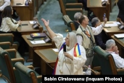 Diana Șoșoacă, în timp ședinței în care parlamentarii actualei legislaturi au depus jurământul. 21 decembrie 2024.
