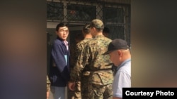 Ырыскелди Жекшеналиевди ЮРФАга алып кирип баратышат. (сүрөт Эрлан Бекчоро уулуна таандык)
