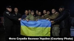 Украінскія вайскоўцы, вернутыя з палону пры абмене на мяжы Ўкраіны зь Беларусьсю