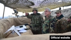 Нагорный Карабах - Президент Армении Серж Саргсян на позициях близ Талыша, 10 декабря 2016 г․ 