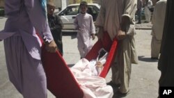انتقال یکی از قربانیان انفجار جاده‌ای هرات به بیمارستان
