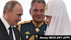 Орусиянын президенти Владимир Путин, Коргоо министри Сергей Шойгу жана Православ чиркөөсүнүн башчысы – патриарх Кирилл.
