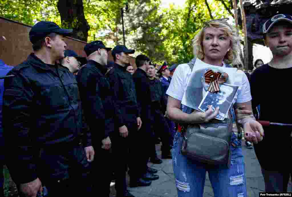 Паркте полициядан бөлек арнайы жасақ өкілдері де көп жүрді. 