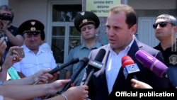 ՀՀ պաշտպանության նախարար Դավիթ Տոնոյանը պատասխանում է լրագրողների հարցերին, արխիվ 