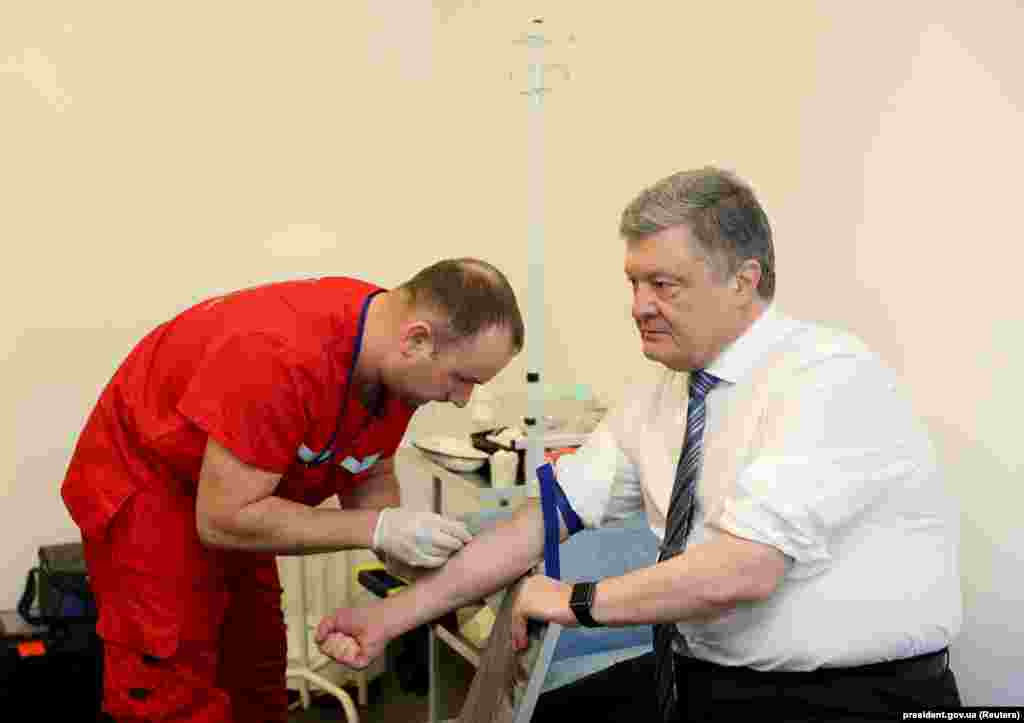 Президент України, кандидат на виборах голови держави Петро Порошенко у медпункті на НСК «Олімпійський» здає аналізи на вміст в організмі наркотичних речовин і алкоголю. Київ, 5 квітня 2019 року ВІДЕО ПРО ЦЕ