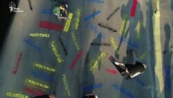 Фарби, палаюча вата і Віктор Медведчук. Активісти провели акцію протесту (відео)