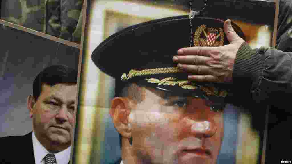 Портреты Анте Готовины и Младена Маркача, освобожденных кассационной коллегией Международного Гаагского трибунала по наказанию военных преступлений в бывшей Югославии 16 ноября. Готовина и Маркач командовали операцией «Шторм», результатом которой стал разгром военных формирований непризнанной Республики Сербская Краина и реинтеграция ее территорий в состав Хорватии. (Reuters/Антонио Бронич)
