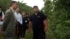 Андрија Секуловски, овоштар и амбасадорот на САД во Македонија Пол Волерс. 