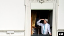 Američki državni sekretar Džon Keri gleda kroz prozor hotela tokom pauze u pregovorima o iranskom nuklearnom programu.