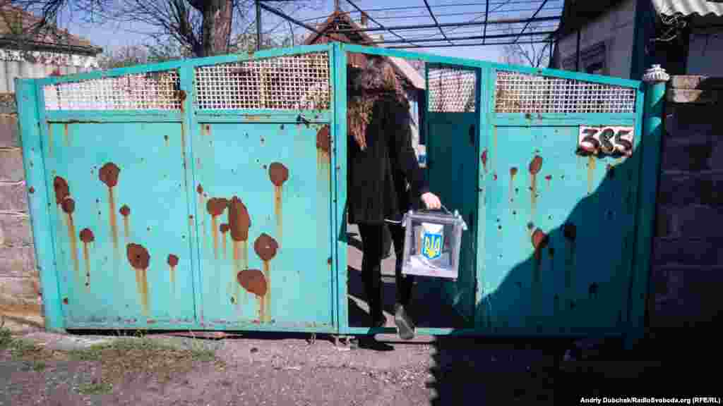 Cebbe yanındaki Donetsk vilâyetiniñ Novotroitskoye köyünde saylav