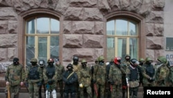 Активісти Євромайдану звільнили КМДА, але залишаються побіля будівлі