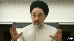 محمد خاتمی با اشاره به اينکه قصد ندارد به هر قيمتی به قدرت دست يابد، افزود که دو پيش شرط برای شرکت در انتخابات دارد.(عکس:AFP)