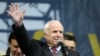 Senatorul american John McCain vorbindu-le la 15 decembrie 2013 demonstranților pro-europeni în Piața Independenței la Kiev