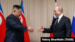 Президент Росії Володимир Путін (п) зустрічається з лідером КНДР Кім Чен Ином, Владивосток, 25 квітня 2019 року