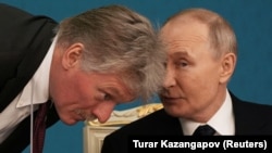Речник президента РФ Володимира Путіна Дмитро Пєсков (л)