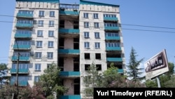 Процесс рассматривает исковые заявления по поводу ошибочно выданного ордера на квартиру, которая принадлежала матери Вартанова
