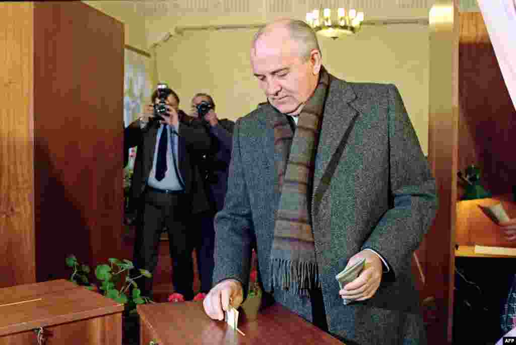 Міхаіл Гарбачоў галасуе на рэфэрэндуме, які павінен вырашыць, застанецца Савецкі Саюз адзінай дзяржавай ці не. Масква, 17 сакавіка 1991 