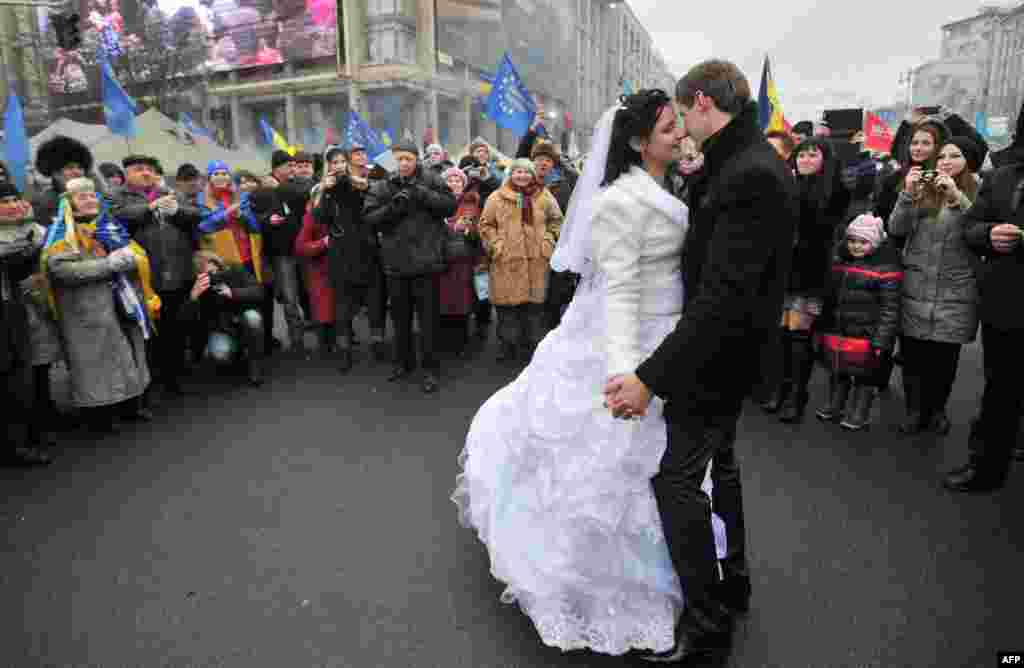 Молодята на #Євромайдан’і, Київ 21 грудня 2031 року