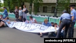 Затрыманьні каля турмы ў Горках