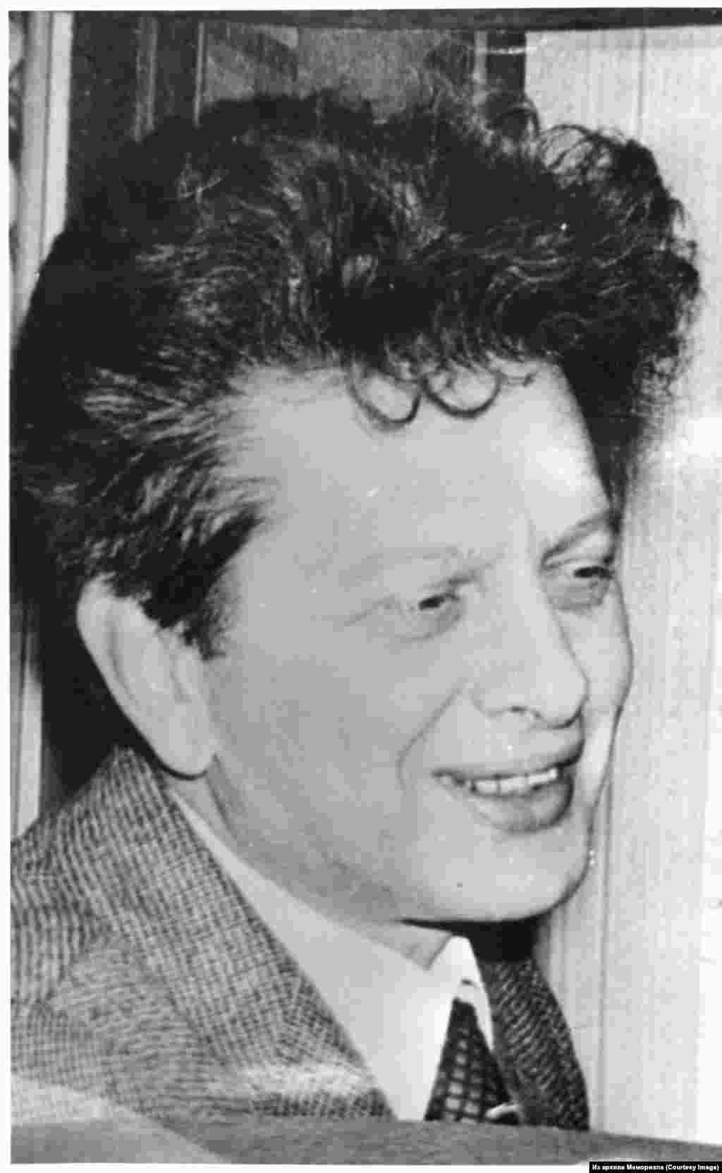 Александр Павлович Лавут (1929-2013). Математик. Член Инициативной группы по защите прав человека с 1969. Член правозащитного Центра Мемориал. Политзаключенный (1980-1986). Один из редакторов "Хроники текущих событий". В 1974 году составил 31-й номер, посвященный целиком крымскотатарскому движению. 