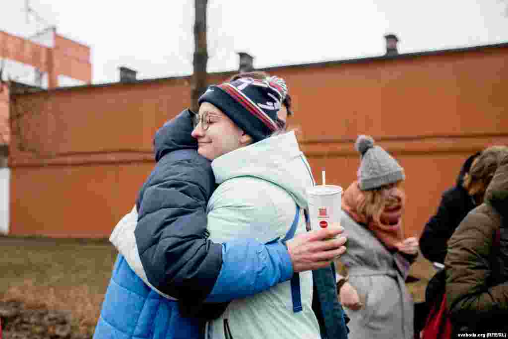 «Самае дзікае, на думку Пятра, — стаўленьне работнікаў ЦІП да зьняволеных: абразы, зьнявагі, пагрозы і нечалавечае стаўленьне. Гэта галоўнае, што робіць знаходжаньне ў ізалятары невыносным і нечалавечным». 