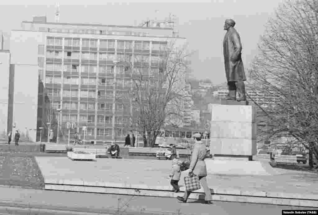 Пам&#39;ятник засновнику Радянського Союзу Володимиру Леніну в празькому районі Дейвіце, сфотографований у 1981 році. Статую відкрили в 1972 році, а знесли її в 1990 році після Оксамитової революції 1989 року, яка повалила комуністичне правління в тодішній Чехословаччині. Основа статуї у формі трампліну була популярною серед скейтбордистів, доки її не прибрали в 2007 році, а простір не засіяли травою