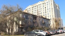 Один из старых многоквартирных домов в Бишкеке (на переднем плане).