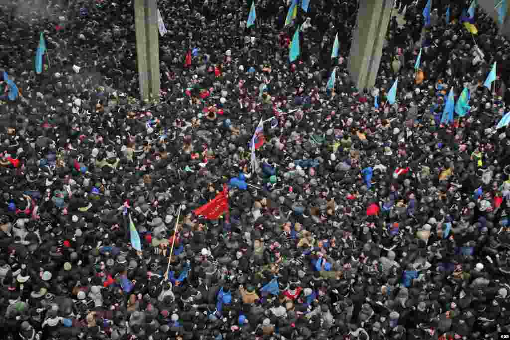 Під стінами кримського парламенту в Сімферополі 26 лютого пройшли мітинги за і проти збереження територіальної цілісності України. Понад 10 тисяч кримських татар і кримчан інших національностей прийшли виступити проти можливих сепаратистських рішень Верховної Ради Криму. Їм протистояло до 5 тисяч активістів проросійських організацій. Після тривалої штовханини і низки дрібних зіткнень сепаратистів відігнали від кримського парламенту, 26 лютого 2014 року